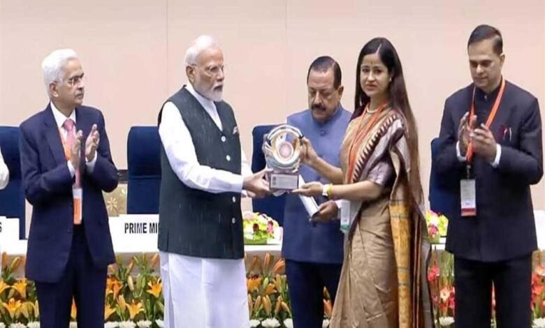 झाबुआ कलेक्टर सुश्री नेहा मीणा लोक प्रशासन में उत्कृष्टता के लिए प्रधानमंत्री पुरस्कार 2024 से सम्मानित 1 KSHITITECH 22A 15 KSHITITECH