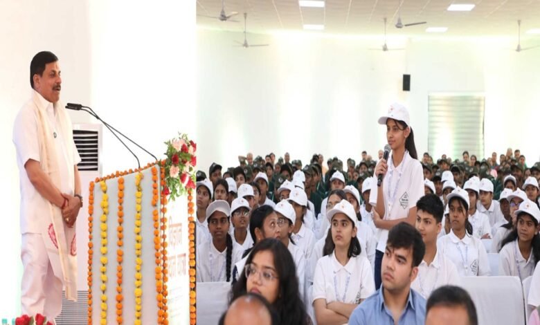 मुख्यमंत्री ने निभाई शिक्षक की भूमिका और भावी वैज्ञानिकों से किया संवाद 1 Console Corptech Pradakshina Consulting Pvt Ltd 22A 2 Console Corptech Pradakshina Consulting Pvt Ltd