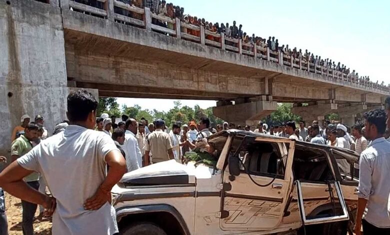 पुल से 50 फीट नीचे नदी में गिरी यात्रियों से भरी बोलेरो, 6 लोगों की मौके पर मौत 1 KSHITITECH 22A 47 1 KSHITITECH