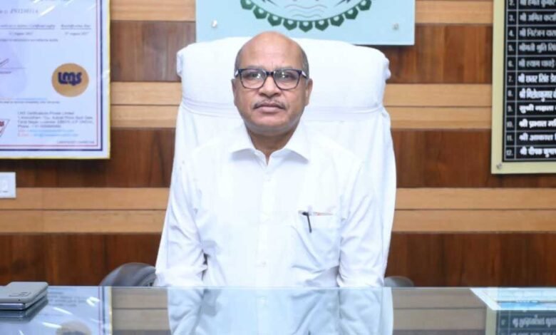 कलेक्टर उइके ने मत्स्य एवं पशुधन विकास विभाग द्वारा संचालित योजनाओं से लाभान्वित हिग्राहियों से की चर्चा 1 KSHITITECH 25A 133 KSHITITECH