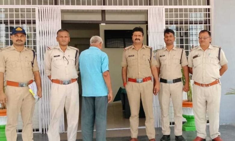 जालसाज निलंबित पटवारी गिरफ्तार, दो साल से पुलिस को चकमा दे रहा था आरोप,अन्य आरोपियों की तलाश जारी 1 KSHITITECH 25A 22 1 KSHITITECH