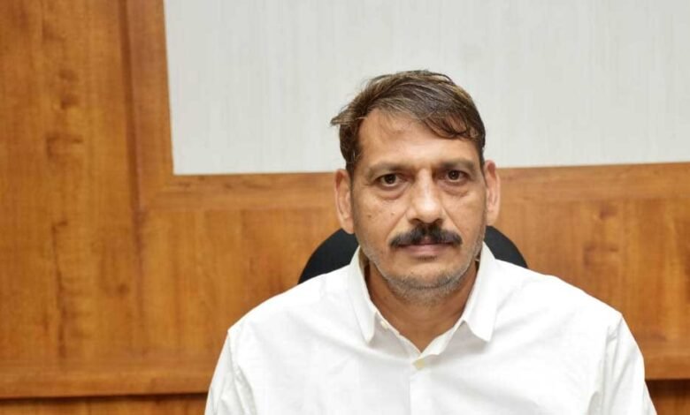 कलेक्टर गोपाल वर्मा और नगर पालिका अध्यक्ष ने घर-घर पहुंचकर सड़क निर्माण कार्य में सहयोग करने आग्रह किया 1 KSHITITECH 25A 63 KSHITITECH