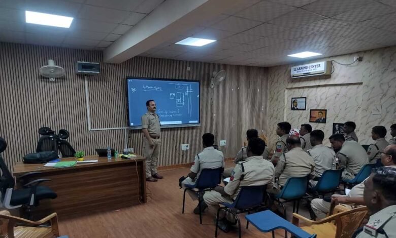 नवीन अपराधिक कानूनों के प्रभावी क्रियान्वयन हेतु पुलिस अधिकारियों को दिया जा रहा प्रशिक्षण 1 KSHITITECH 26A 41 KSHITITECH