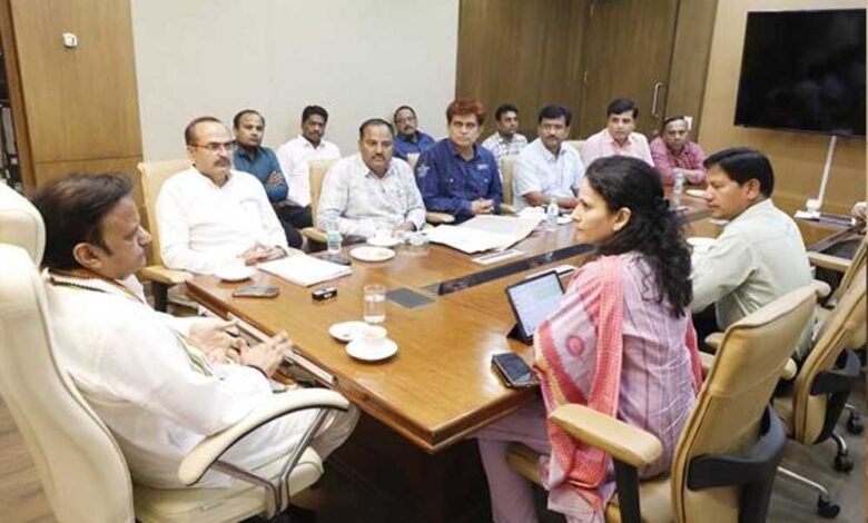 उप मुख्यमंत्री के आश्वासन के बाद सोमवार को अनिश्चितकालीन हड़ताल समाप्त कर दी गयी 1 KSHITITECH 29A 13 1 KSHITITECH