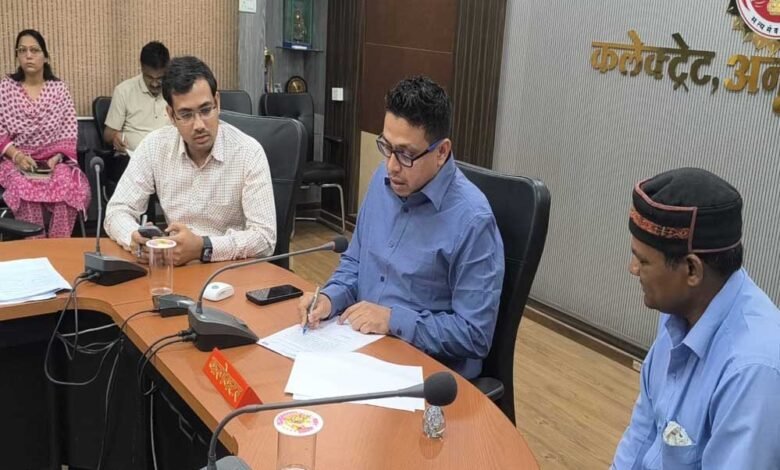 कलेक्टर ने जनसुनवाई में सुनी आमजनों की समस्याएं 1 KSHITITECH 29A 133 KSHITITECH