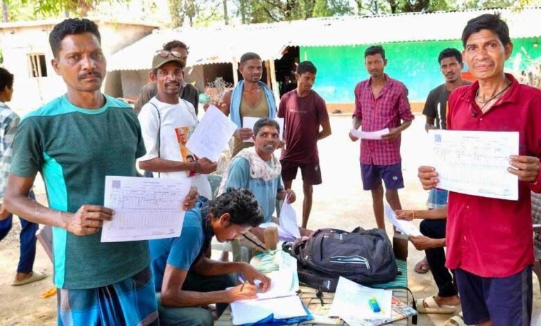 सुशासन तिहार: किसानों को दिए जा रहे निःशुल्क किसान किताब और बी-1 1 KSHITITECH 29A 36 KSHITITECH