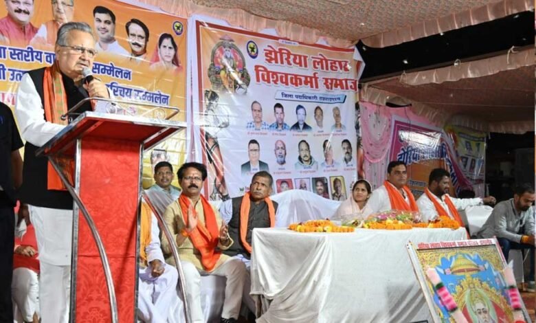 विधानसभा अध्यक्ष डॉ. रमन सिंह ने लोहार समाज के सामाजिक भवन निर्माण के लिए 10 लाख रूपए देने की घोषणा की 1 KSHITITECH 29A 38 KSHITITECH