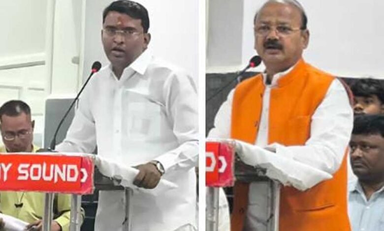 जनप्रतिनिधि एवं अधिकारी जनता के सेवक- प्रभारी मंत्री दिलीप अहिरवार 1 KSHITITECH 29A 46 1 KSHITITECH