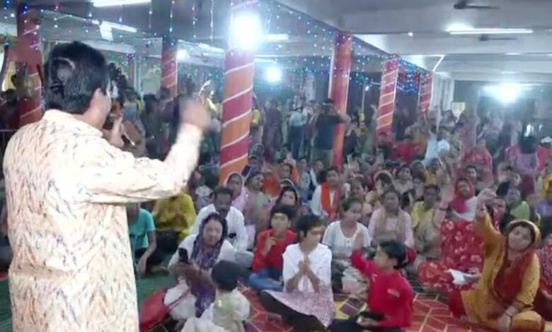 भोपाल में 'संस्कृति बचाओ मंच' के पंडित चंद्रशेखर तिवारी भगवान के भक्ति मंत्रों की जगह 'लव जिहाद' से बचने के मंत्र बता रहे 1 KSHITITECH 29A 61 KSHITITECH