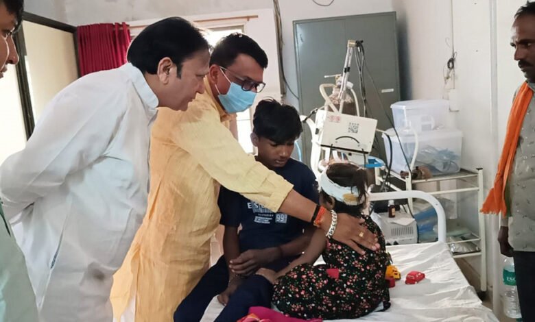 मंत्री चौहान ने बनासकांठा पहुंच कर घायल श्रमिकों का हाल जाना, बंधाया ढांढस 1 KSHITITECH 2A 136 KSHITITECH