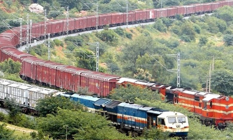 भारतीय रेलवे ने पिछले वर्ष की तुलना में सभी वस्तुओं में 1.68% की वृद्धिशील लोडिंग दर्ज की, घरेलू कंटेनर की लोडिंग में 19.72% की मज़बूत वृद्धि 1 KSHITITECH 2A 137 KSHITITECH