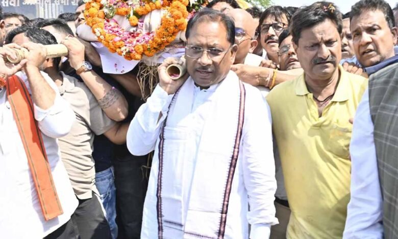मुख्यमंत्री ने पहलगाम आतंकी हमले में दिवंगत दिनेश मिरानिया के पार्थिव शरीर को दिया कंधा 1 KSHITITECH 3 288 KSHITITECH