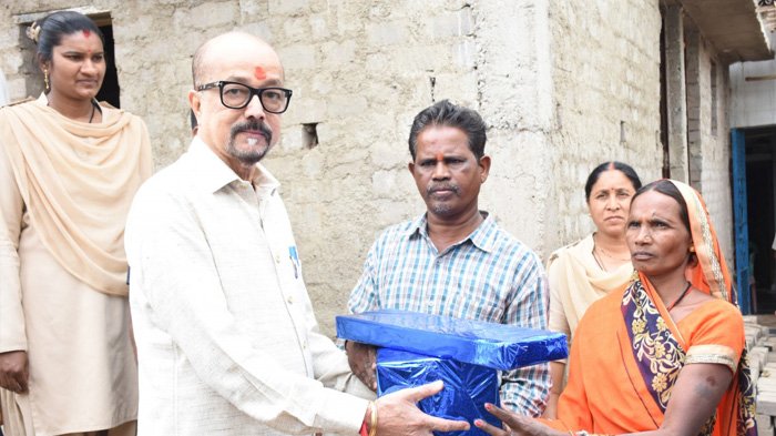 समाज के अंतिम पंक्ति के लोगों के बीच मुलाकात करने पहुँचे राज्यपाल कीे सहजता एवं सहृदयता से अभिभूत हुए हितग्राही एवं ग्रामीण 1 KSHITITECH 3A 22 KSHITITECH