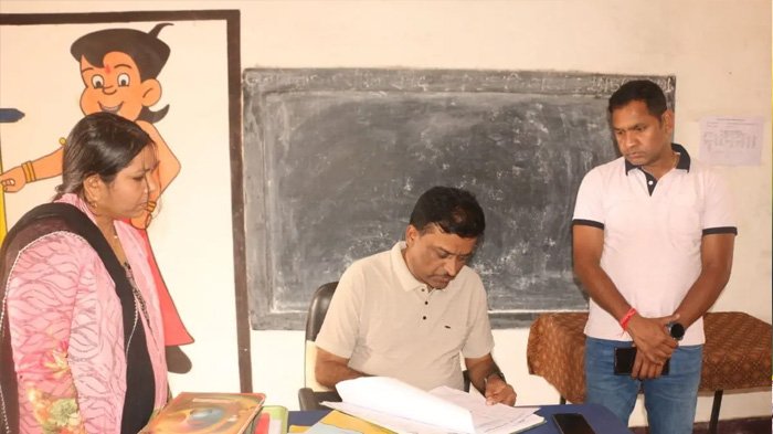 उमरिया में कलेक्टर का बड़ा एक्शन, स्कूल से गायब दो टीचर निलंबित, 29 शिक्षकों की वेतन वद्धि रोकी 1 KSHITITECH 3A 74 1 KSHITITECH