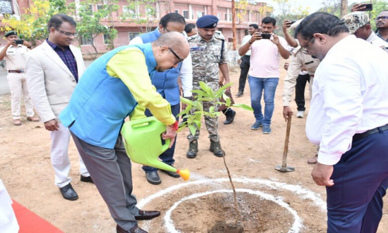 रायपुर : एक पेड़ माँ के नाम अभियान के तहत् राज्यपाल श्री रमेन डेका ने लगाए रूद्राक्ष के पौधे 1 KSHITITECH 4A 108 KSHITITECH