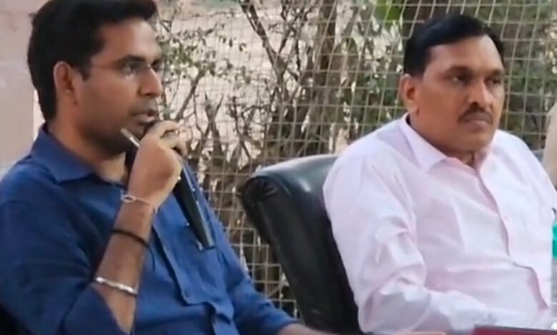 सेंधवा एसडीएम आशीष कुमार ने कहा एसडीएम होने के नाते कॉनून व्यवस्था को बनाए रखना हमारा कर्तव्य, व्यवस्था बिगाड़ने वालों को कड़ी चेतावनी दी 1 KSHITITECH 5A 105 KSHITITECH