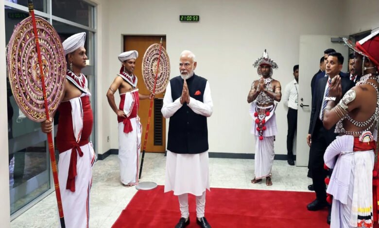 PM मोदी 6 साल बाद श्रीलंका दौरे पर पहुंचे मिला ग्रैंड वेलकम, 5 मंत्रियों ने की अगवानी, मिला 'गार्ड ऑफ ऑनर' 1 KSHITITECH 5A 8 KSHITITECH