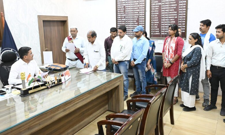 साप्ताहिक जनदर्शन में कलेक्टर ने सुनी लोगों की समस्याएं 1 KSHITITECH 7A 115 KSHITITECH