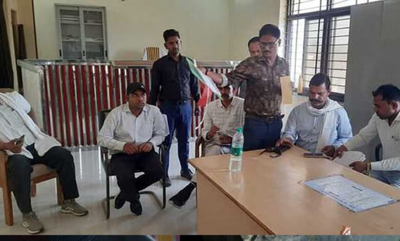तहसील का बाबू चार हजार की रिश्वत लेते पकड़ा गया, इसलिए मांगी थी घूस 1 KSHITITECH 8A 117 KSHITITECH