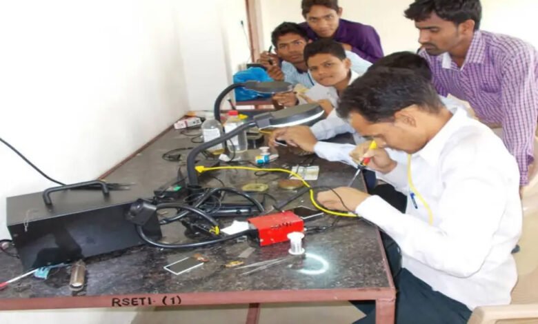 स्वरोजगार करने के इच्छुक गांव के बेरोजगार युवा बिजली के सामानों की मरम्मत करना सीखेंगे 1 KSHITITECH 9A 136 KSHITITECH
