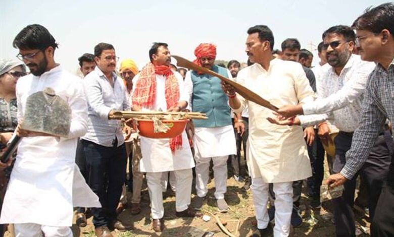 मंत्री तुलसी राम सिलावट ने 'जल गंगा संवर्धन' अभियान के अंतर्गत केरवा डैम के समीप श्रमदान किया 1 KSHITITECH 9A 163 1 KSHITITECH