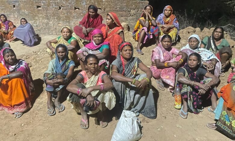 ग्राम पंचायत मड़वा, चंद्रपुर थाना क्षेत्र की जागरूक महिलाओं के एक समूह ने सराहनीय कार्य करते हुए गांव में चल रहे अवैध महुआ शराब के कारोबार का भंडाफोड़ किया है। महिलाओं ने स्वयं कार्रवाई करते हुए कन्हैया सारथी नामक व्यक्ति को रंगे हाथों अवैध शराब के साथ पकड़ा और इसकी सूचना चंद्रपुर थाना प्रभारी के सी मोहले को दी। 1 KSHITITECH IMG 20250401 WA0032 KSHITITECH
