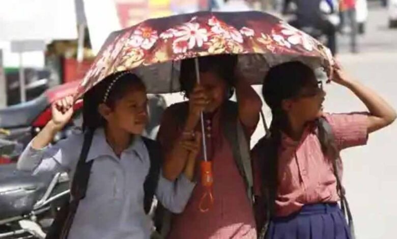 मुख्य चिकित्सा एवं स्वास्थ्य अधिकारी डॉक्टर रामेश्वर शर्मा ने लू के लक्षण एवं बचाव के संबंध में जानकारी दी 1 KSHITITECH Summer 88 2 KSHITITECH