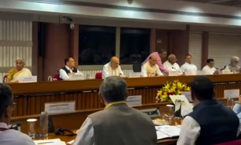 दिल्ली में सर्वदलीय बैठक में विपक्षी दलों ने कहा कि हम सरकार द्वारा उठाए जाने वाले हर कदम का समर्थन करेंगे 1 KSHITITECH bethak KSHITITECH