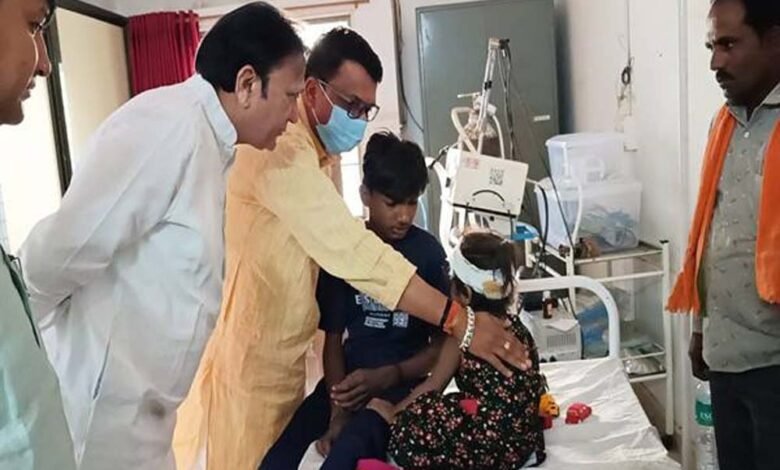 मंत्री चौहान ने बनासकांठा पहुंच कर घायल श्रमिकों का हाल जाना, बंधाया ढांढस 1 KSHITITECH chohan KSHITITECH