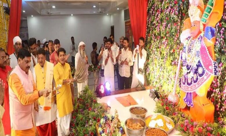 मुख्यमंत्री डॉ. यादव ने इंदौर के पितृ पर्वत पर हनुमान जी के दर्शन कर की पूजा-अर्चना 1 Console Corptech Pradakshina Consulting Pvt Ltd cm3 1 Console Corptech Pradakshina Consulting Pvt Ltd