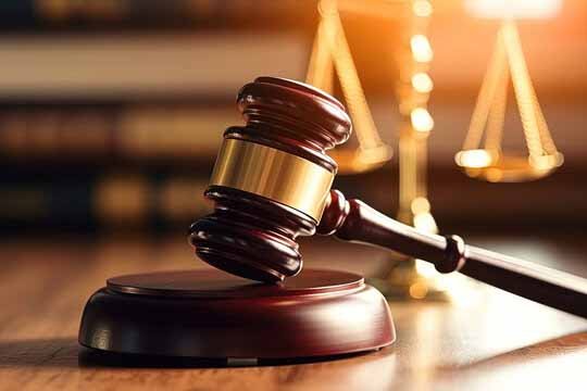 बिना लाइसेंस क्लिनिक चला रहे फर्जी डॉक्टर को कोर्ट ने सुनाई सजा, ठोका जुर्माना 1 KSHITITECH court hammar1 3 KSHITITECH