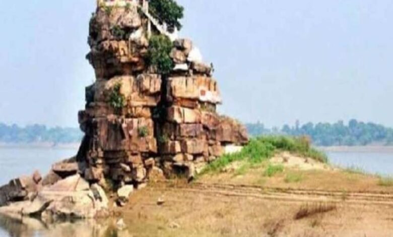 प्रयागराज के सुजावन देव मंदिर के पास यमुना तट पर होगा पक्के घाट का निर्माण, इंजीनियरों की टीम ने किया निरीक्षण 1 KSHITITECH dev mandir1 KSHITITECH