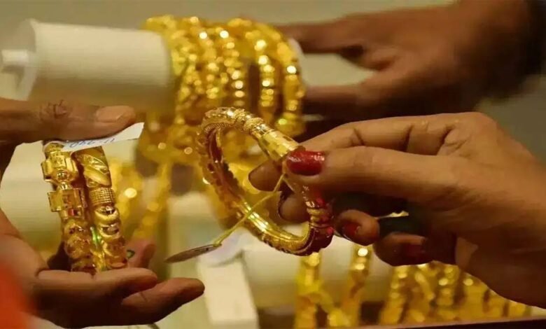 ट्रंप के टैरिफ से सोने के भाव में आई तेजी, लेकिन एक झटके में चांदी 2236 रुपये हुई सस्ती 1 KSHITITECH gold1 KSHITITECH