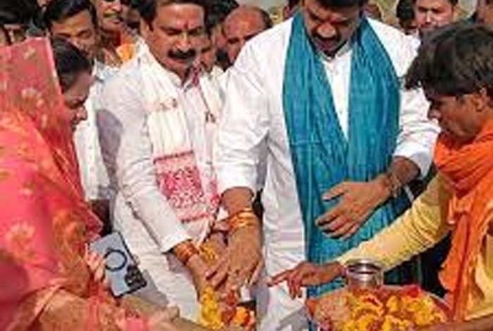 खाद्य मंत्री ने गुना जिले के ग्राम सागर में तालाब गहरीकरण में की सहभागिता 1 KSHITITECH govind1 1 KSHITITECH