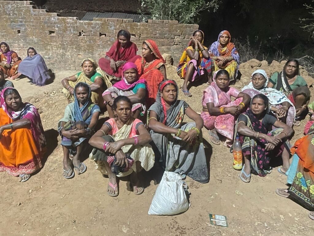 ग्राम पंचायत मड़वा, चंद्रपुर थाना क्षेत्र की जागरूक महिलाओं के एक समूह ने सराहनीय कार्य करते हुए गांव में चल रहे अवैध महुआ शराब के कारोबार का भंडाफोड़ किया है। महिलाओं ने स्वयं कार्रवाई करते हुए कन्हैया सारथी नामक व्यक्ति को रंगे हाथों अवैध शराब के साथ पकड़ा और इसकी सूचना चंद्रपुर थाना प्रभारी के सी मोहले को दी। 3 KSHITITECH img 20250401 wa00324656918377511377903 KSHITITECH