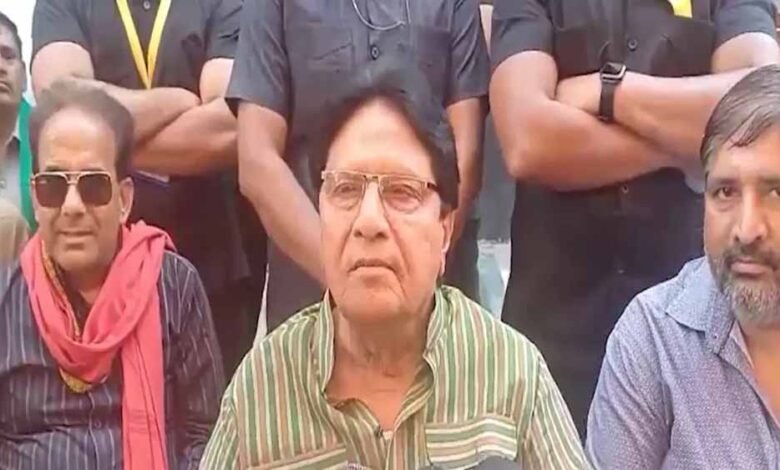 रामजीलाल सुमन के काफिले पर हमला, काफिले को करणी सेना व क्षत्रिय समाज ने काले झंडे दिखाए और टायर भी फेंके गए 1 KSHITITECH kafila1 KSHITITECH