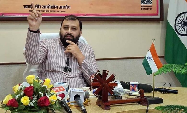 खादी-ग्रामोद्योग का कारोबार पहली बार ₹1.70 लाख करोड़ के पार, रचा नया इतिहास 1 KSHITITECH khadi1 KSHITITECH
