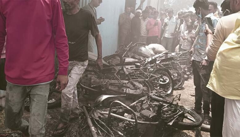राजगढ़ की मंडी के अनाज गोदाम में लगी भीषण आग, 100 क्विंटल सोयाबीन व 8 बाइक खाक, धुआं उठता देख घबराए लोग 1 KSHITITECH mandi1 KSHITITECH