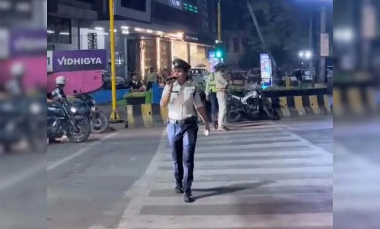 इंदौर की महिला ट्रैफिक पुलिसकर्मी का VIDEO वायरल, यातायात नियम समझाने का अनोखा तरीका 1 KSHITITECH polis1 KSHITITECH