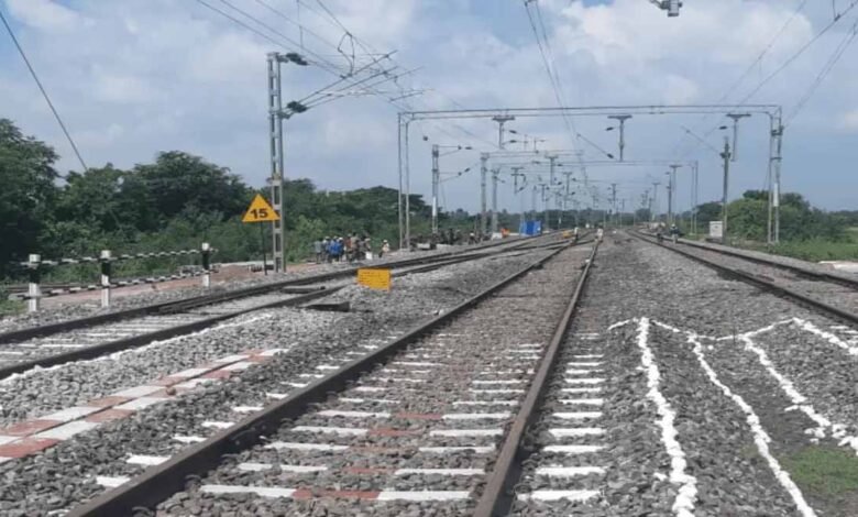 इंदौर-धार रेल लाइन का काम तेजी से चल रहा, टीही से पीथमपुर के बीच मालगाड़ी का संचालन 1 KSHITITECH rail line59 1 KSHITITECH