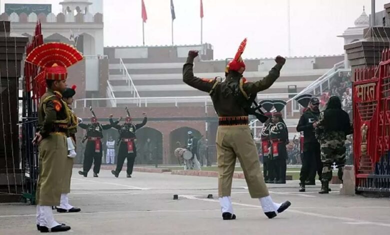 रिट्रीट समारोह में दोनों कमांड के हाथ मिलाने की परंपरा बंद , समारोह के दौरान गेट भी बंद रहेंगे 1 KSHITITECH ritrt1 KSHITITECH