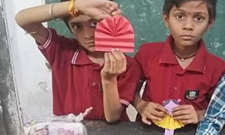 प्राचार्य ने बताए विद्यार्थियों को मोबाइल के दुष्प्रभाव, अखबार की रद्दी से थैलियां और मेंहदी के कोन 1 KSHITITECH stu1 KSHITITECH