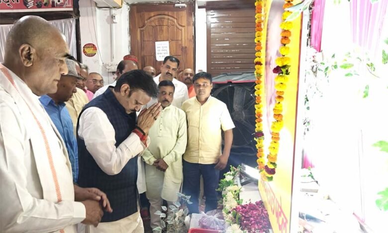 उप मुख्यमंत्री शुक्ल ने पूर्व मंत्री पटेल के पिताजी के निधन पर दी श्रद्धांजलि 1 Console Corptech Pradakshina Consulting Pvt Ltd sukl 1 Console Corptech Pradakshina Consulting Pvt Ltd