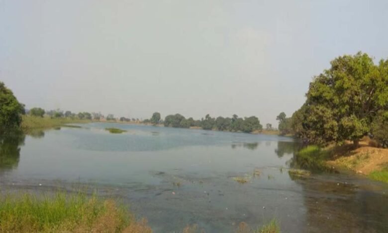 दुर्ग जिले में स्थित एक तालाब की बड़ी चर्चा, 150 साल पहले बनवाया गया था और तब से लेकर आज तक यह कभी नहीं सूखा 1 KSHITITECH talab1 KSHITITECH