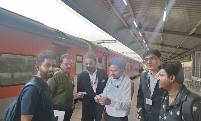 इटारसी स्टेशन पर 'किलाबंदी' टिकट चेकिंग: 190 यात्री पकड़े गए, ₹1.11 लाख जुर्माना वसूला 1 KSHITITECH vikash KSHITITECH