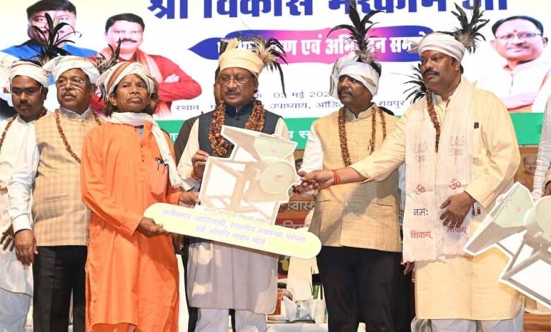 मुख्यमंत्री साय छत्तीसगढ़ पादप बोर्ड के नवनियुक्त अध्यक्ष विकास मरकाम के पदभार ग्रहण एवं अभिनंदन समारोह में हुए शामिल 1 KSHITITECH 1 137 KSHITITECH