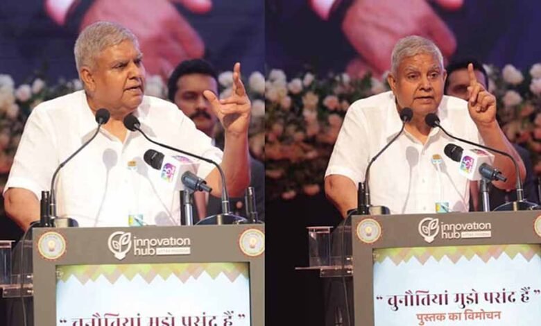 उप राष्ट्रपति धनखड़ ने राज्यपाल आनंदी बेन पटेल के जीवन पर आधारित पुस्तक के लेखकों को दी बधाई 1 KSHITITECH 1 31 KSHITITECH