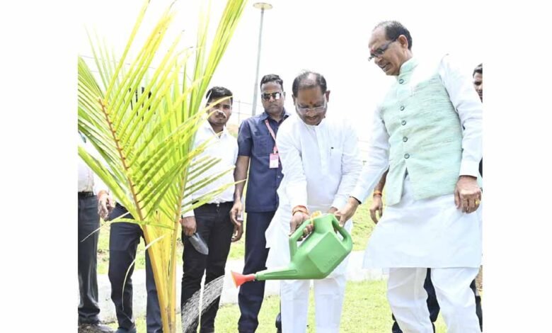 मुख्यमंत्री और केंद्रीय कृषि मंत्री ने नवा रायपुर में किया नारियल पौधे का रोपण 1 KSHITITECH 1 500 KSHITITECH
