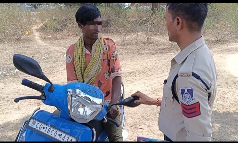 बिजुरी पुलिस की 20 लीटर कच्ची महुआ शराब के साथ प्लेजर स्कूटी जप्ती कर अवैध शराब पर कार्यवाही 1 KSHITITECH 1 731 KSHITITECH