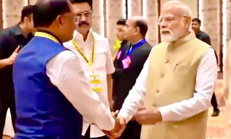 मुख्यमंत्री साय का थामा हाथ थामते हुए प्रधानमंत्री मोदी ने कहा - छत्तीसगढ़ की बात अभी बाकी है 1 KSHITITECH 1 866 KSHITITECH